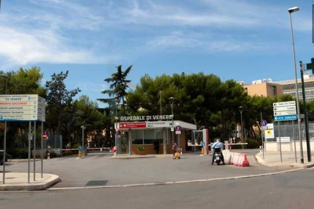 Bari, bimbo nasce nel parcheggio dell'ospedale Di Venere: la mamma ha partorito in auto